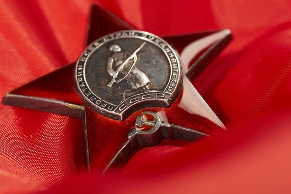Étoile récompensée de l URSS sur le drapeau rouge