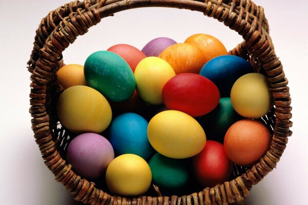 Cesta de huevos de colores para las vacaciones