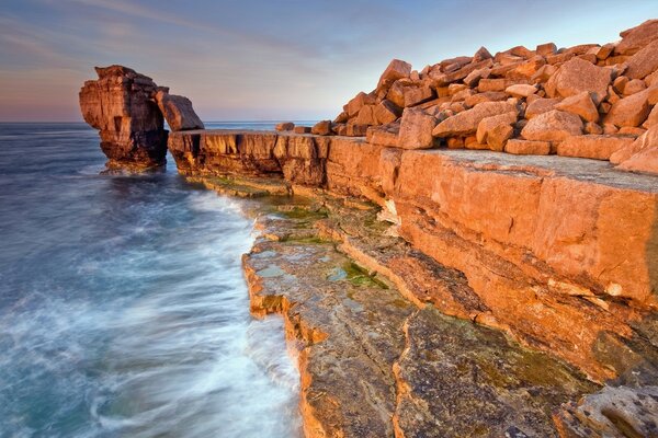 La fascinante foto de las rocas escarpadas