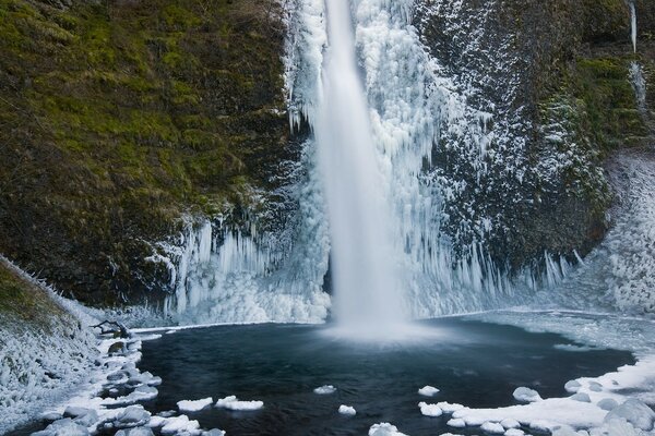 Schöner Wintereiswasserfall