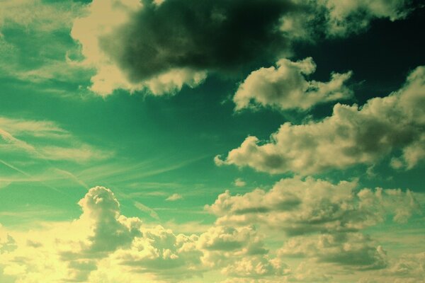 Ciel de couleur verte avec des nuages blancs