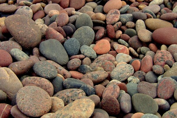 Paesaggi del mare con mosaico di pietre