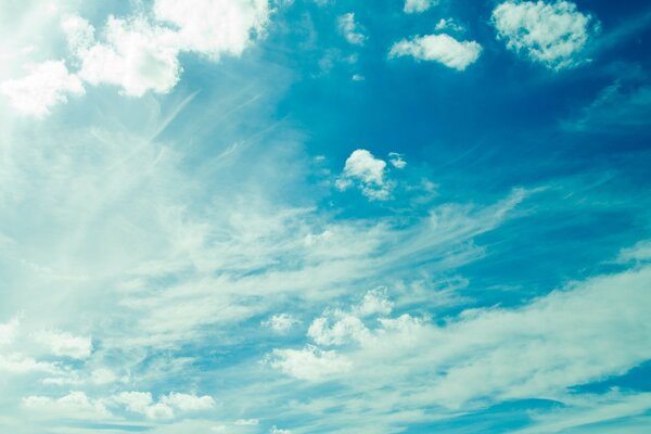 Licht am blauen Himmel mit Wolken