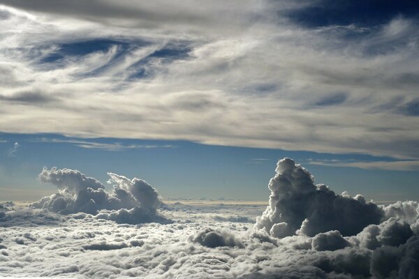 Кудрявые облака в синем небе