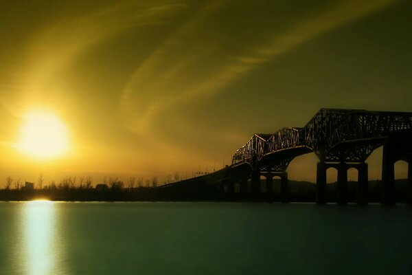 Coucher du soleil. Calme. Vieux pont