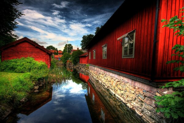 Village européen avec des maisons colorées rouges