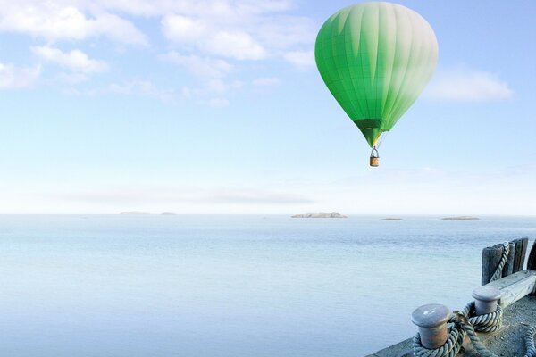 Ballon auf dem Hintergrund der Meereslandschaft