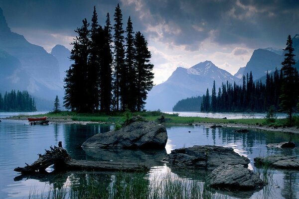 Sobre bosque piedras y lago