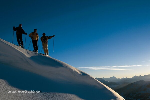 Esquiadores de fondo de pantalla en la montaña