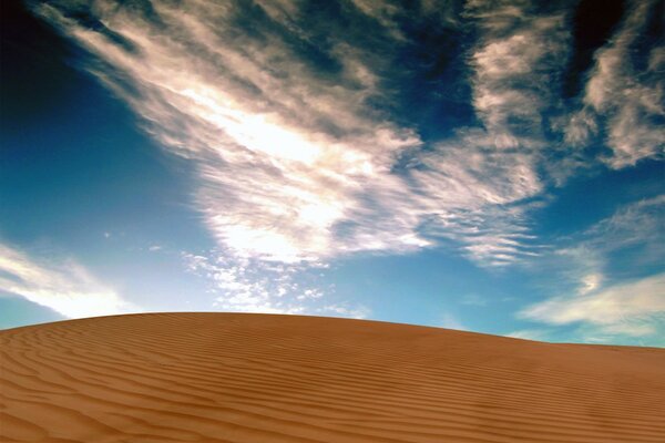 Paesaggio con deserto e sabbia in una giornata di sole