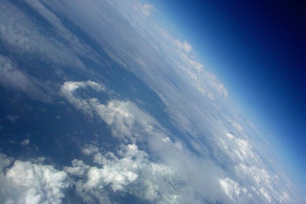 Un bleu sans fin et une distance enneigée