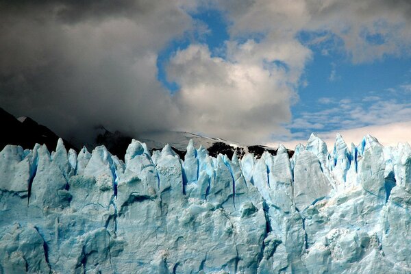 Paisaje con glaciares de montaña y cielo