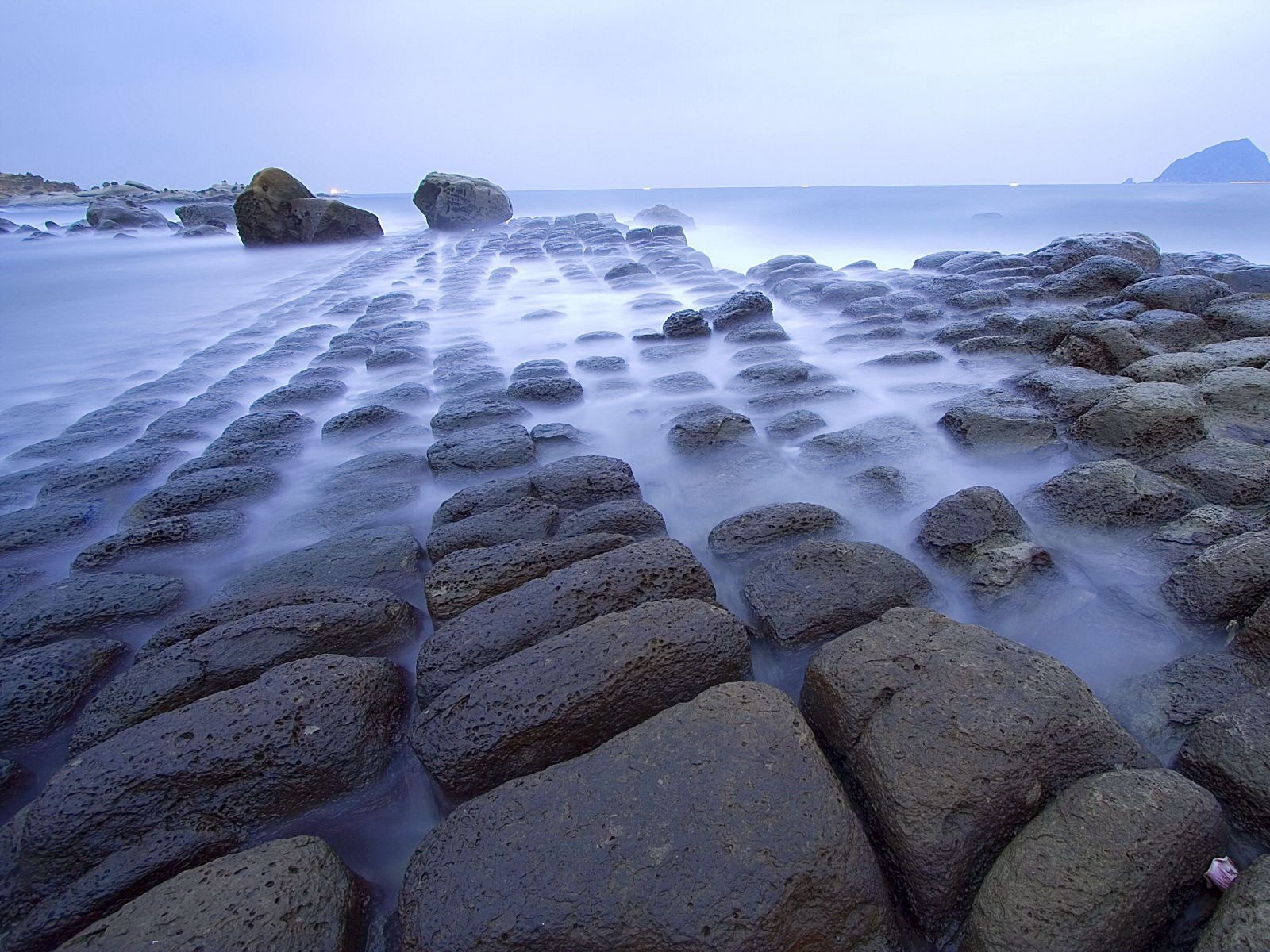 mare nebbia pietre