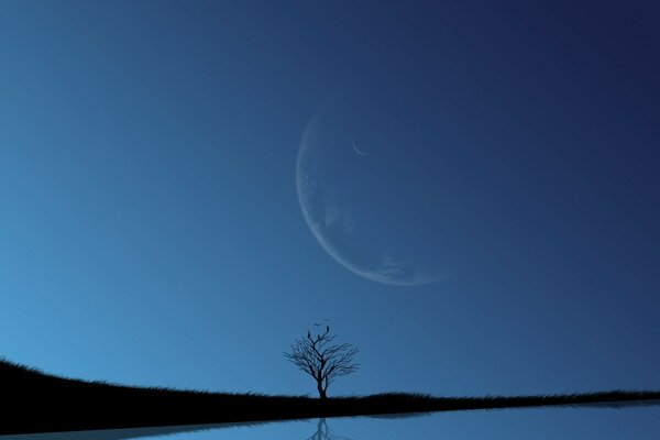 Blauer See auf dem Hintergrund des blauen Himmels und des Mondes
