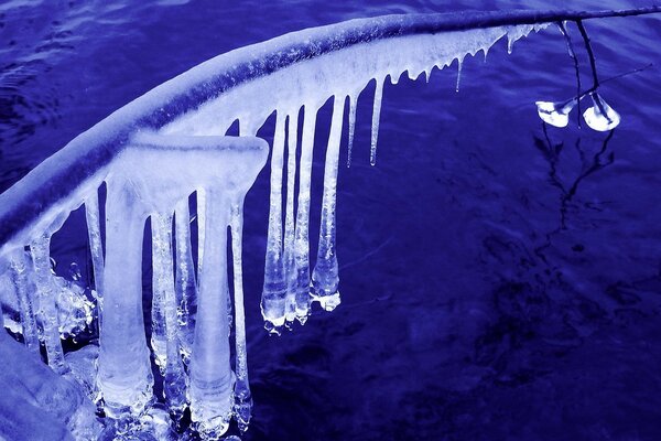 Carámbanos y hielo en invierno cerca del agua