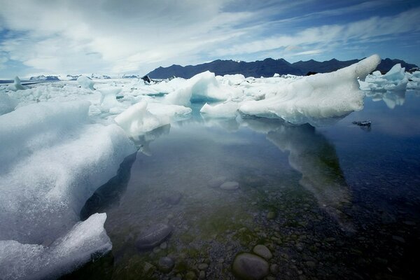 Superficie de agua cubierta de hielo