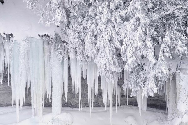 Eis und Schnee in der Kälte des Winters