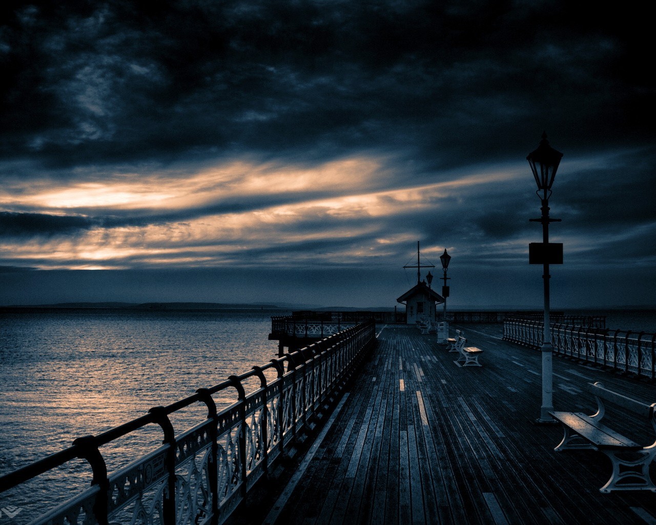 muelle nubes noche