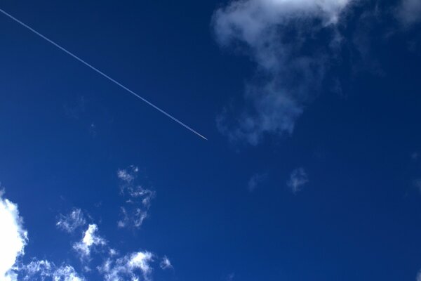 Ein Flugzeug, das in den blauen Himmel fliegt