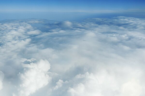 Пушистые облака вид из самолёта