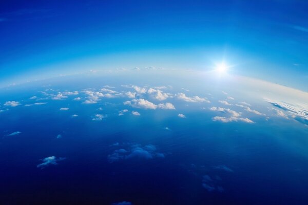 Nuages blancs dans le ciel bleu