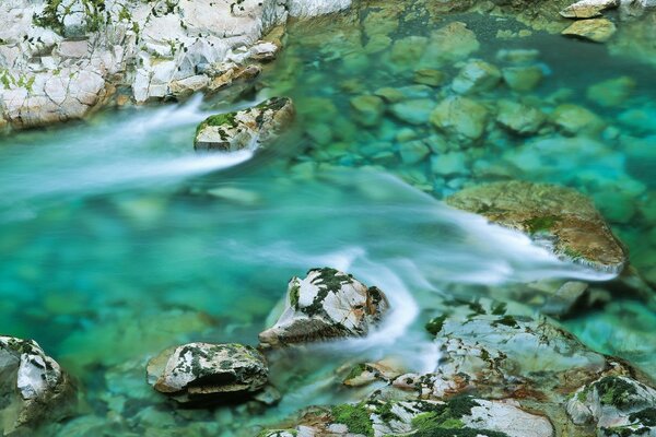 Starker Flussfluss in der Nähe von Steinen