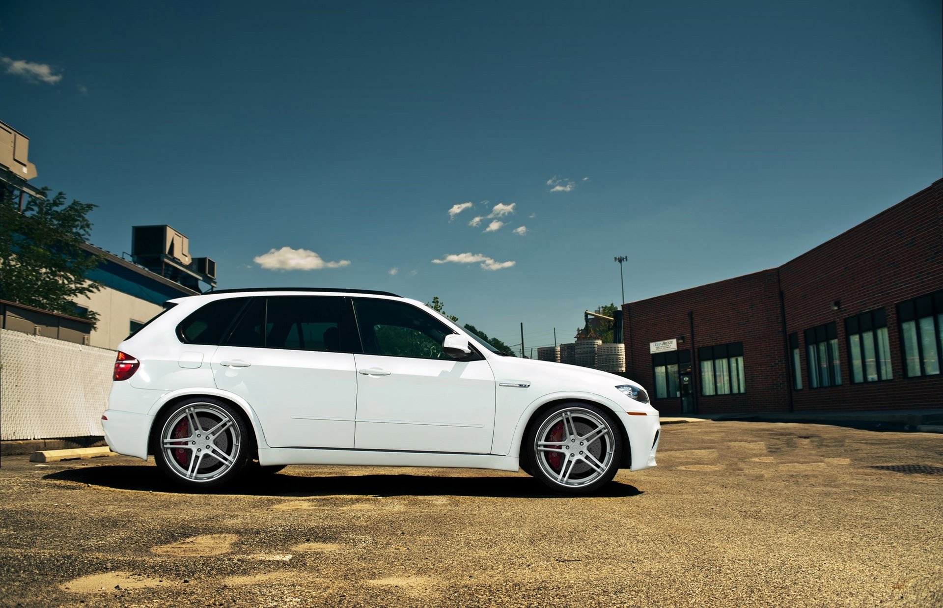 bmw x5m e70 белый колеса бмв кроссовер тонированный диски