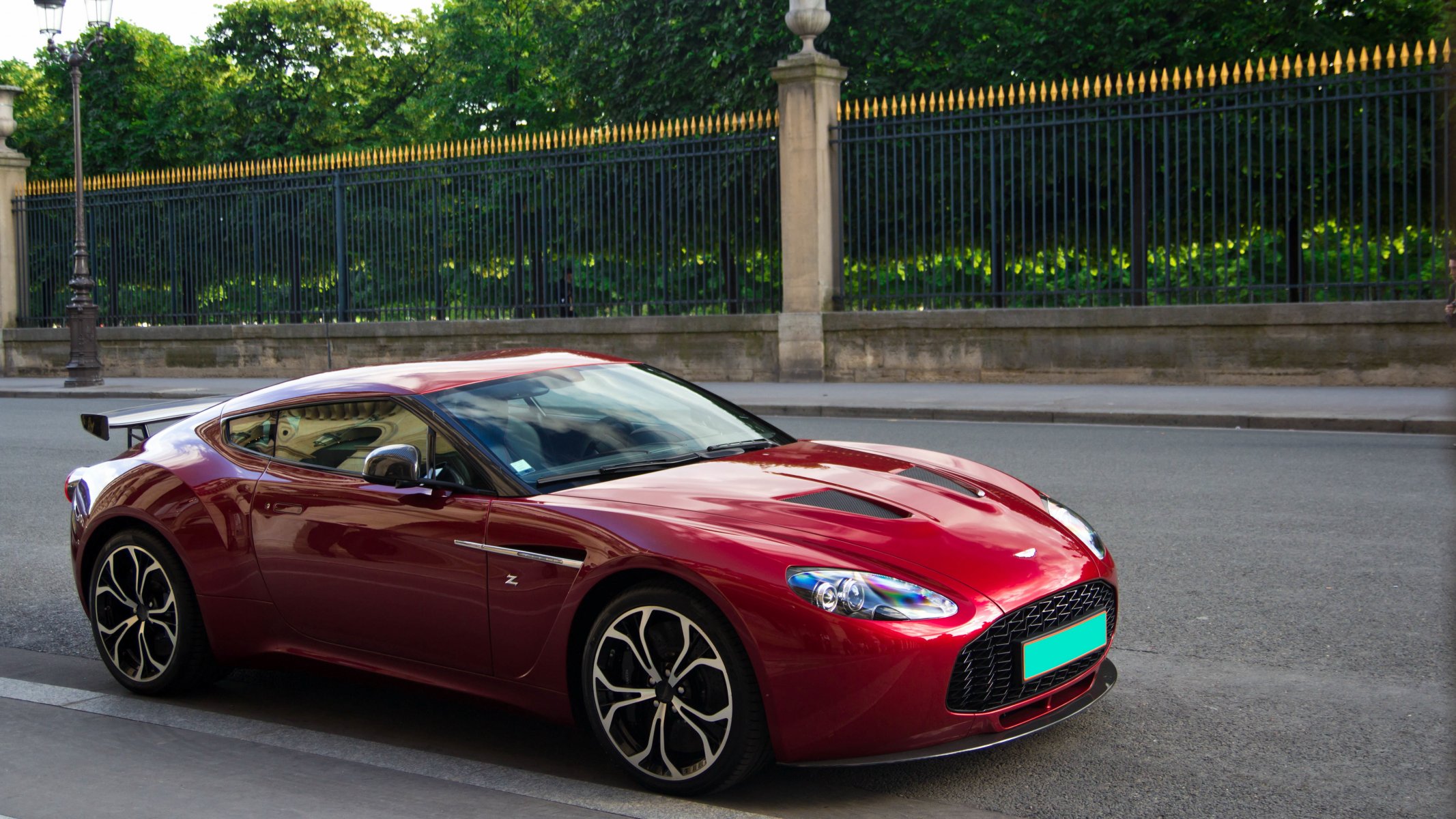 aston martin v12 zagato rosso supercar francia parigi