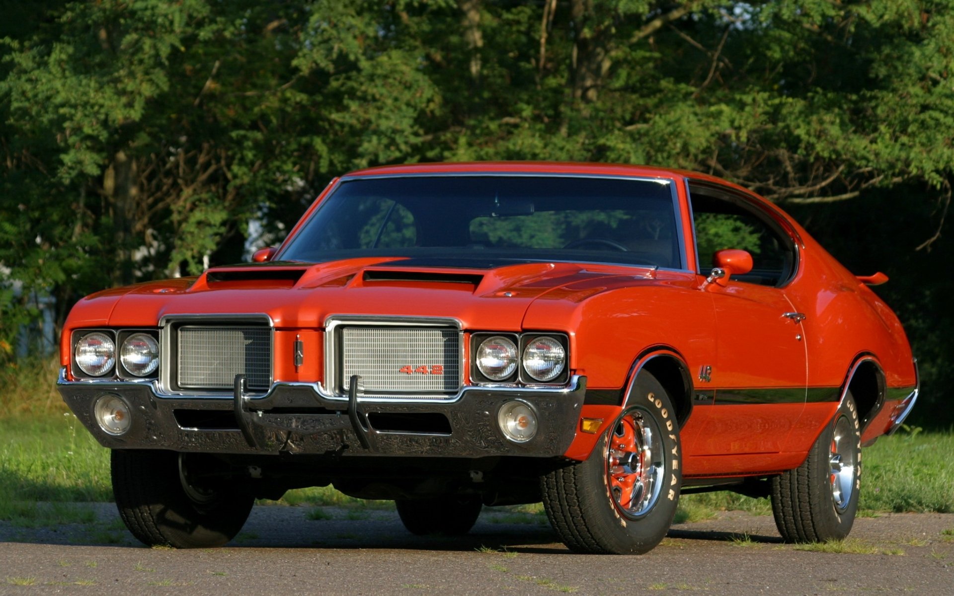 oldsmobile мачете w-30 hardtop купе 1972 олдсмобиль кутласс оранжевый передок мышцы автомобиль мускул кар деревья фон