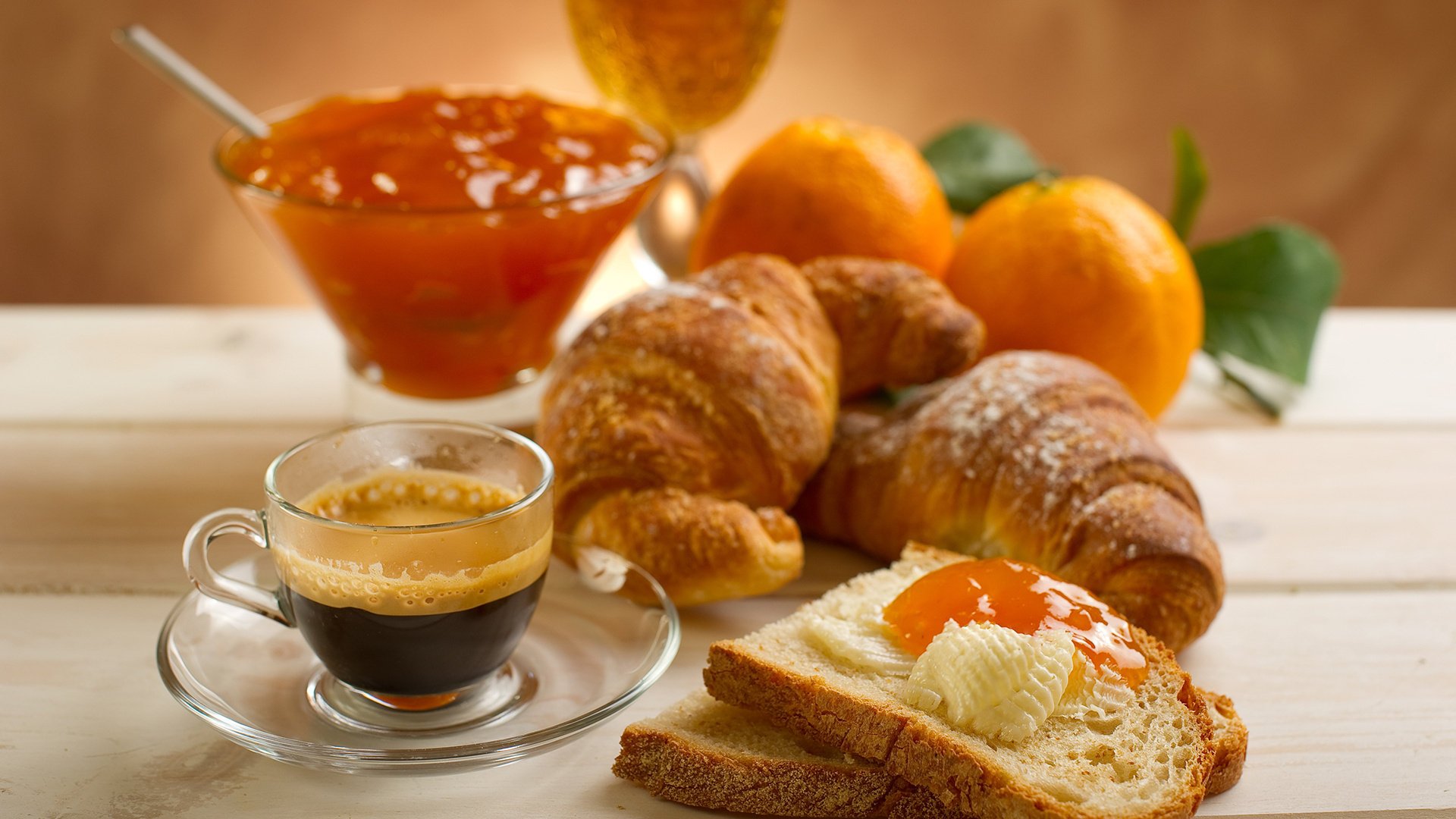 assiette repas confiture pain croissants tasse café tasse