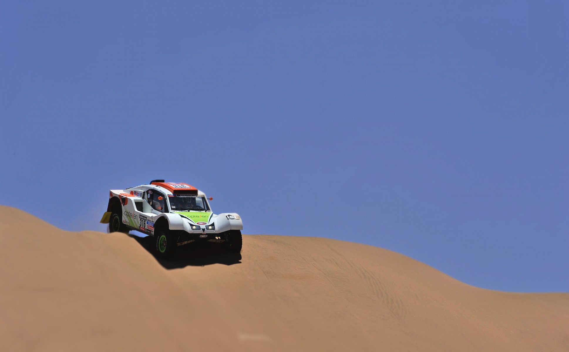 buggy coche dakar rally arena desierto carrera coche deporte día descenso duna