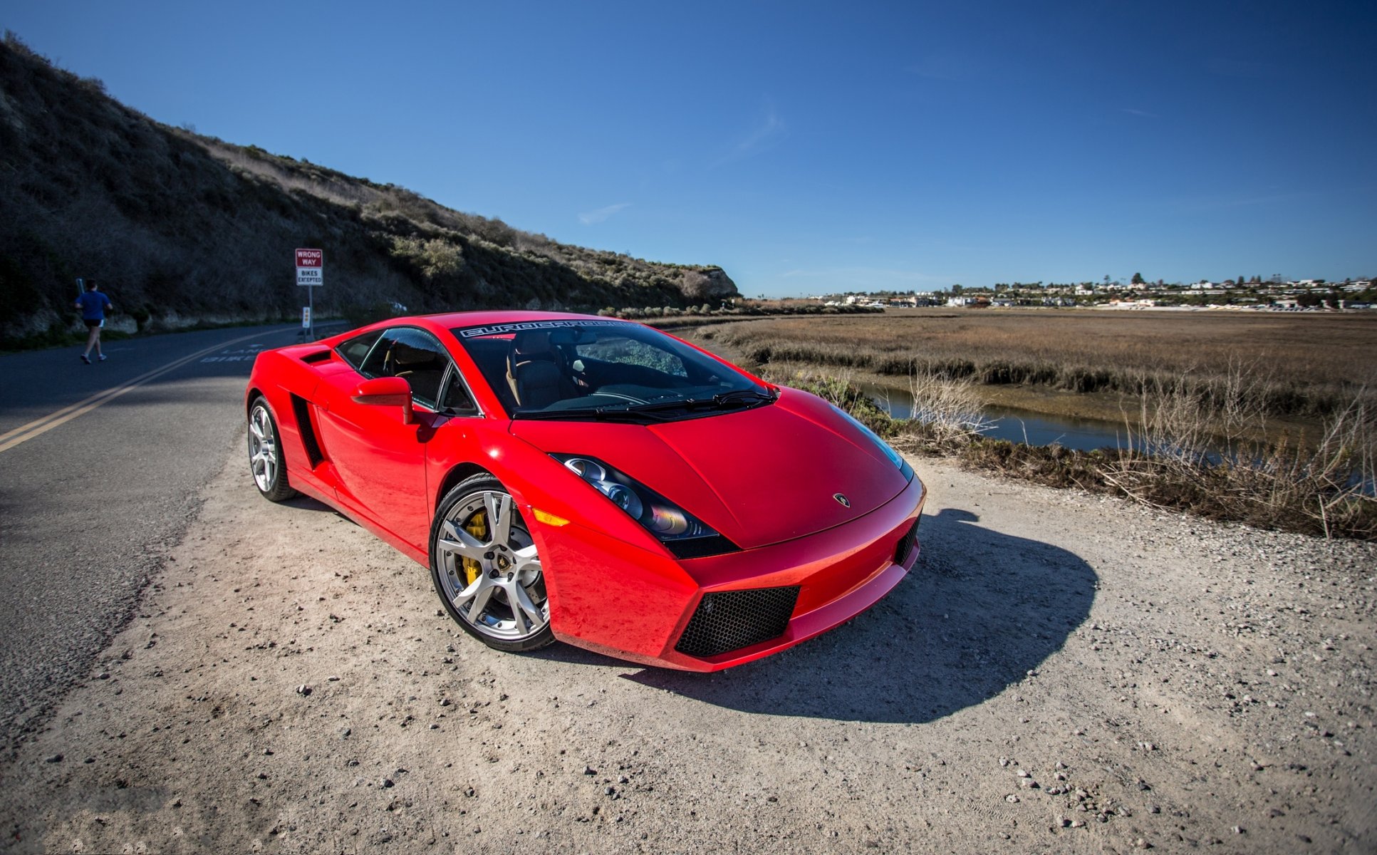 lamborghini gallardo lp540-4 rouge lamborghini gallardo rouge vue de face ombre route marquage panneau de signalisation