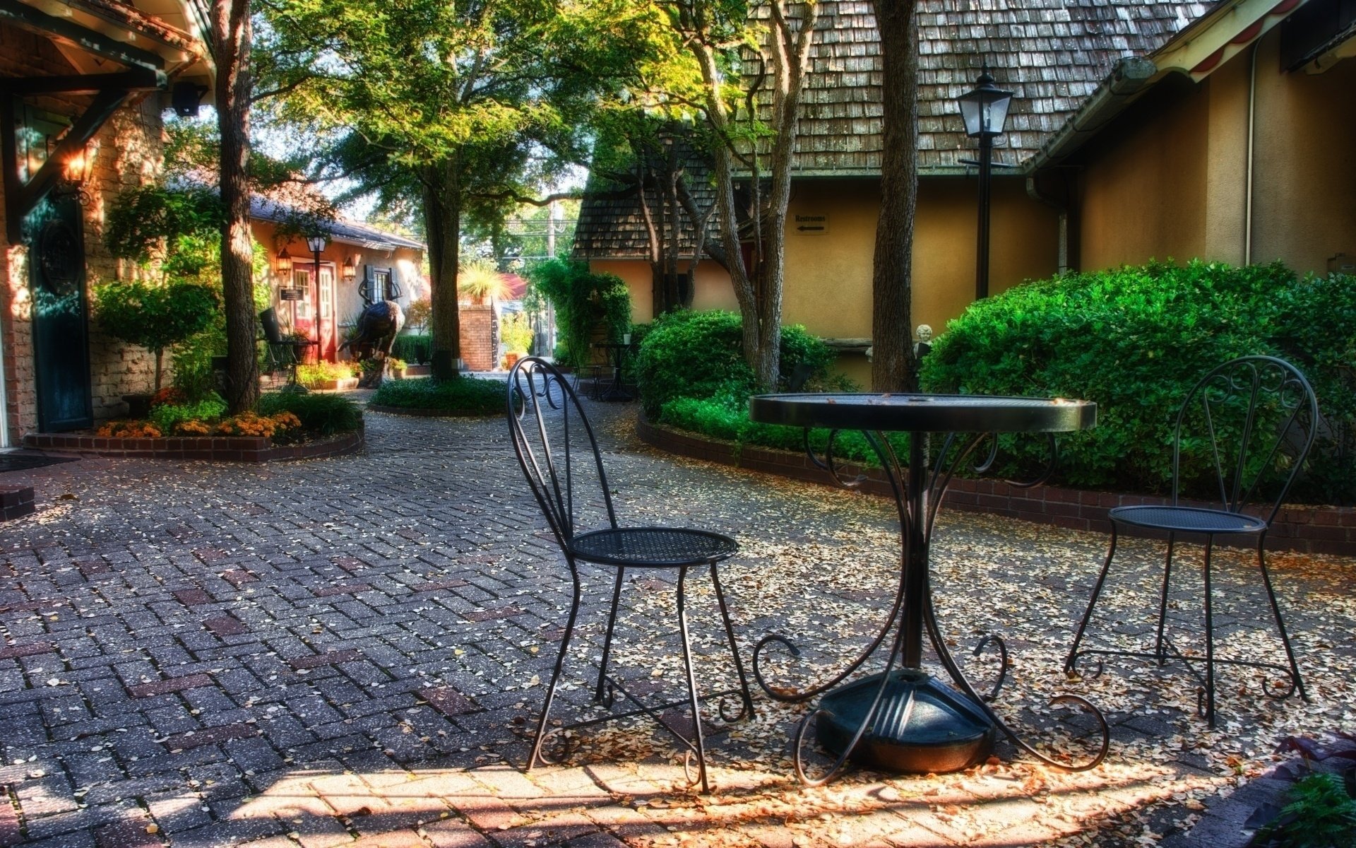 parc automne plantes table chaises sculptures maisons