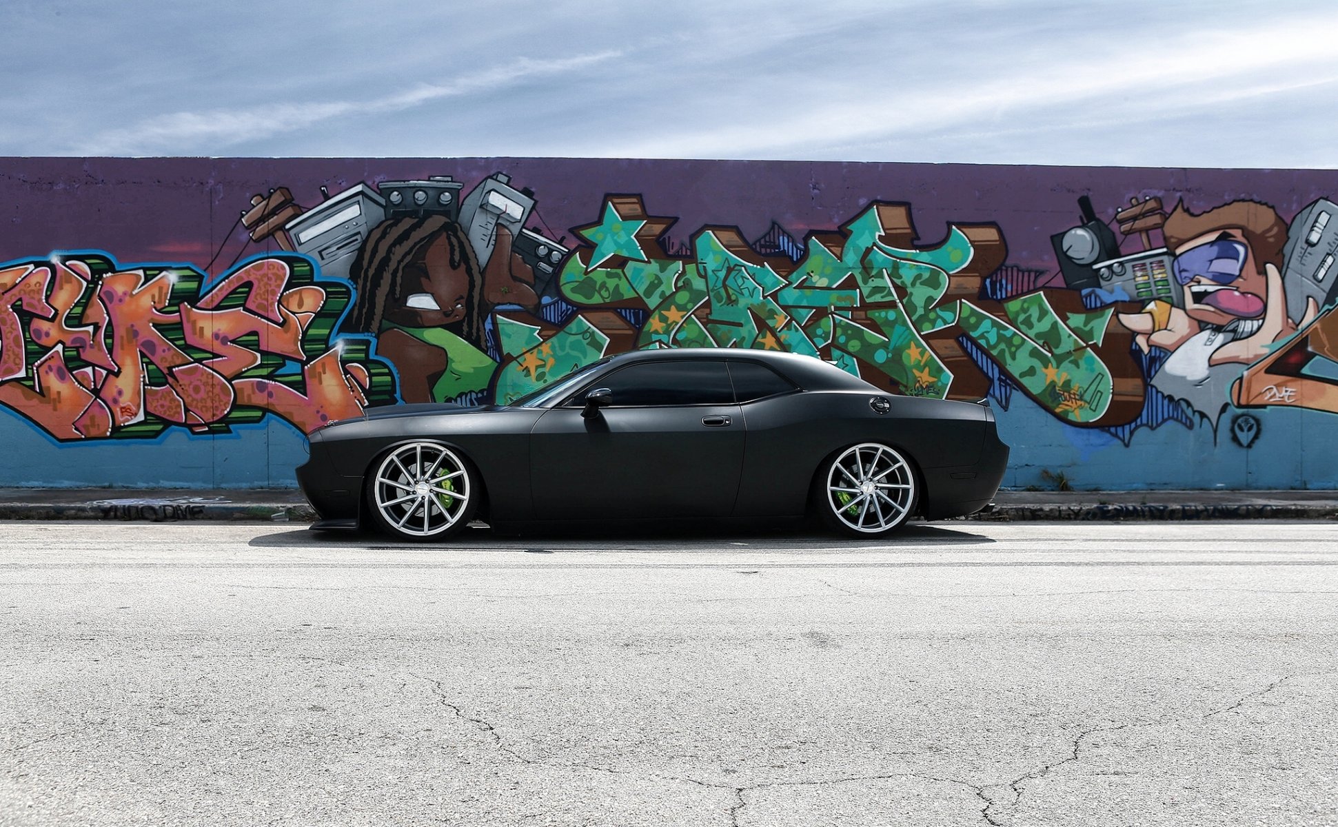 dodge challenger srt8 schivare challenger srt8 graffiti muro