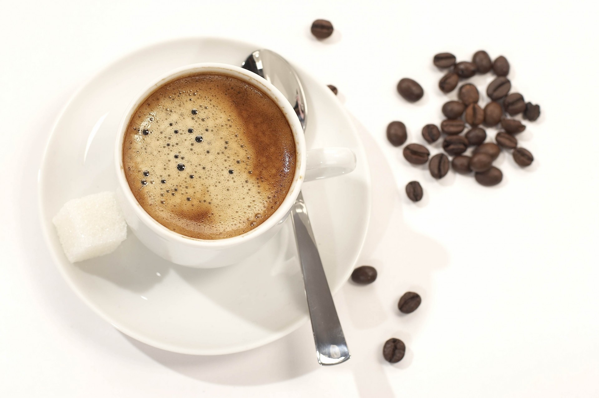 piattino caffè schiuma grano sfondo bianco zucchero tazza