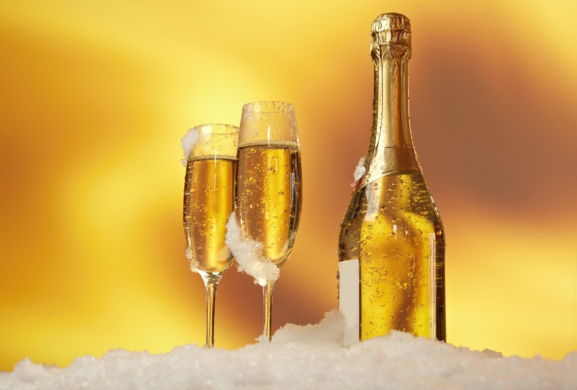 schnee goldener hintergrund champagner brille flasche