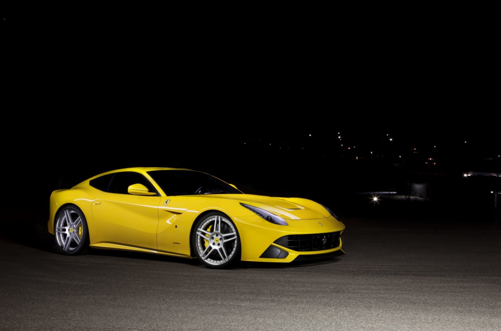 ferrari f12 berlinetta żółty ferrari f12 berlinetta widok z przodu przyciemniany noc