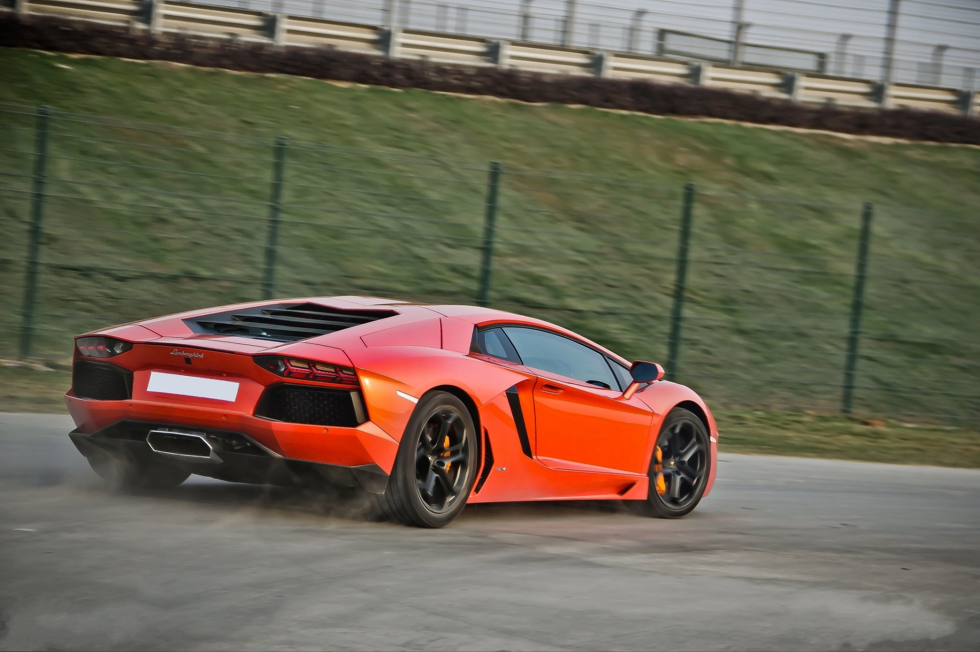 lamborghini aventador lp700-4 naranja lamborghini aventador trasero velocidad carretera barandilla