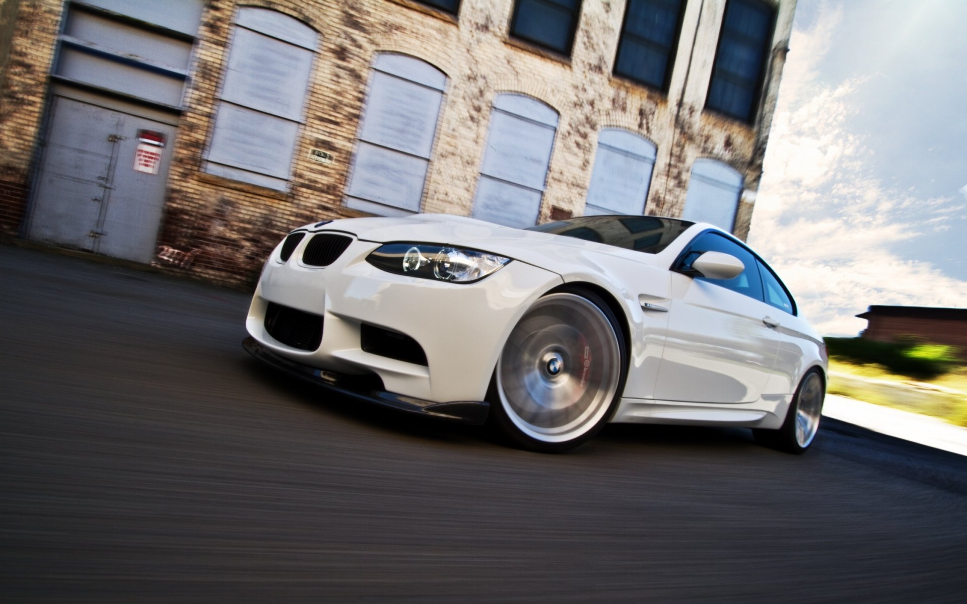 bmw m3 e92 weiß straße straße gebäude himmel bmw tageslicht fenster wolken seitenansicht