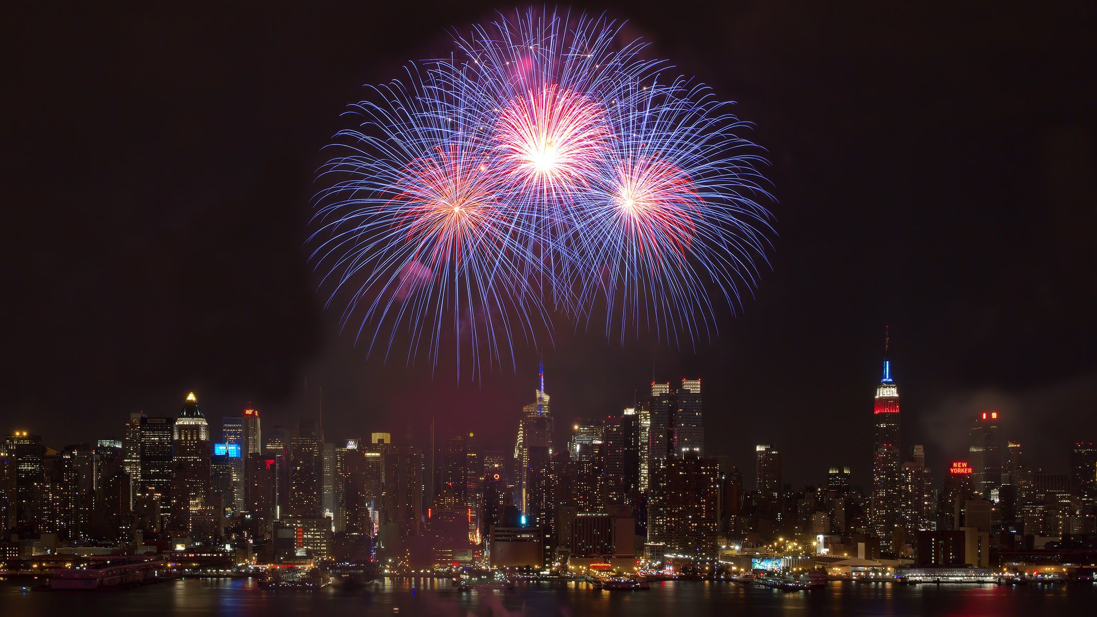 vacances vacances salut ville feux d artifice nuit bâtiments