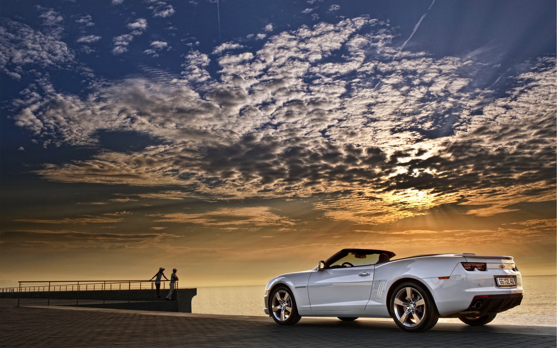 chevrolet camaro voiture cabriolet blanc ciel coucher de soleil nuages mer