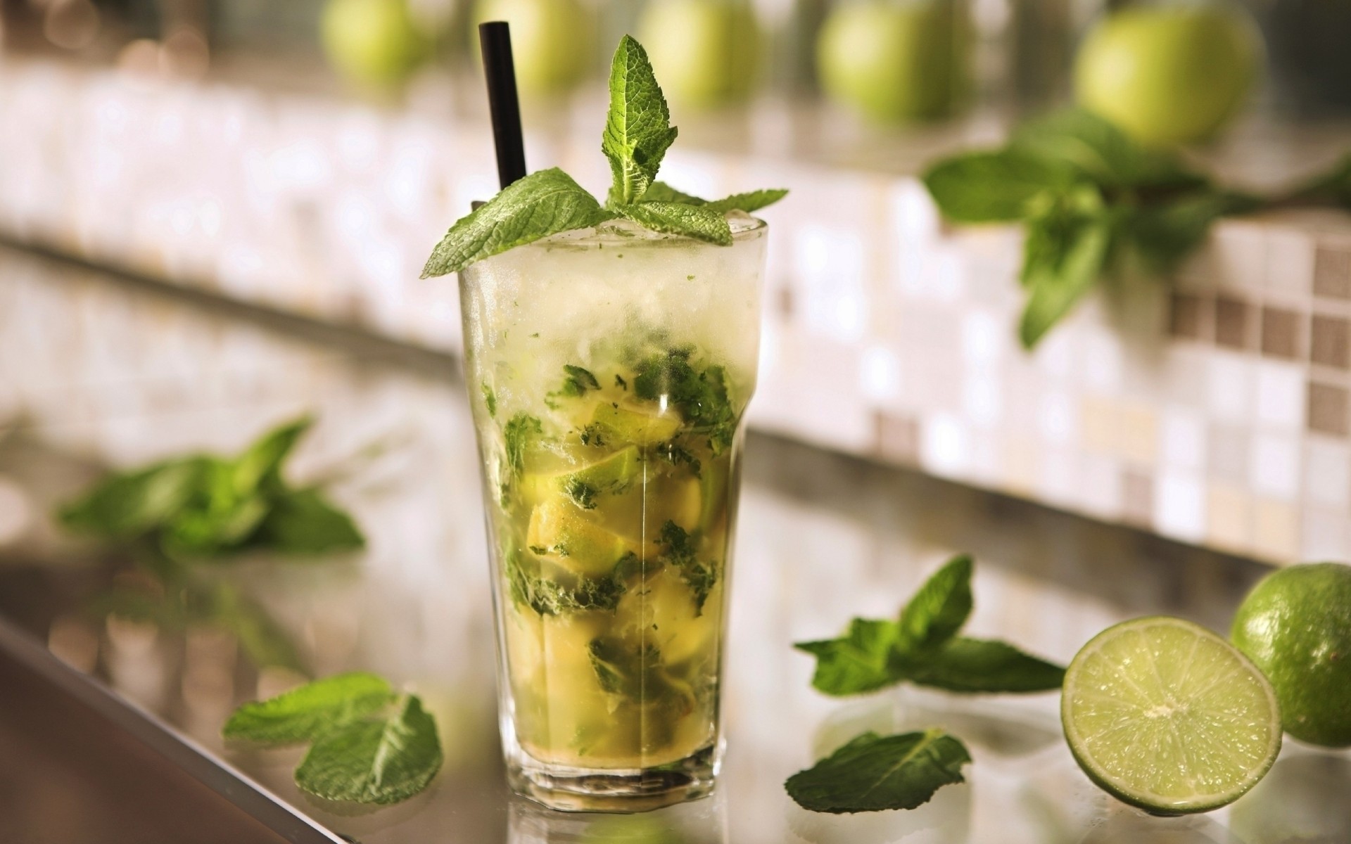 glas eis mojito limette zitrusfrüchte röhren