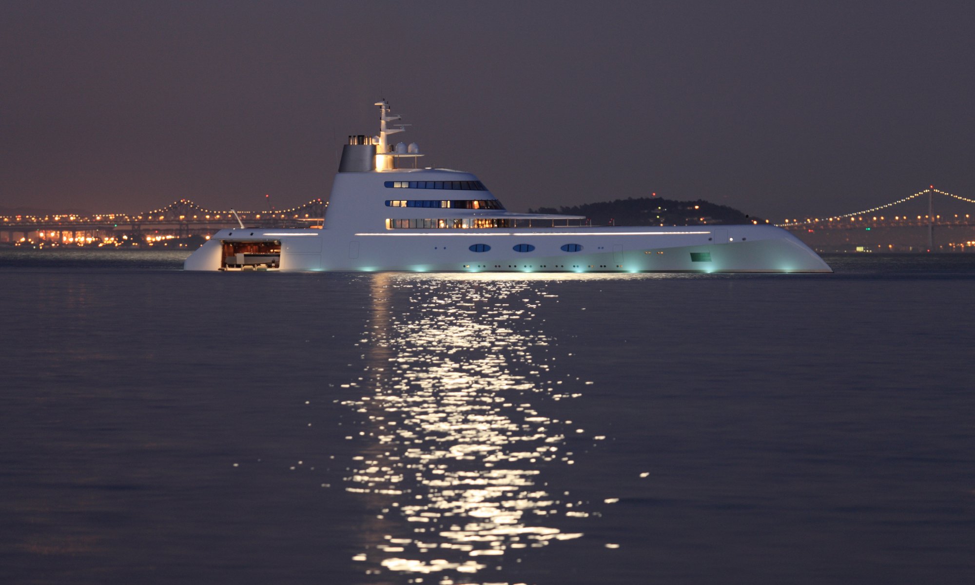 yacht a mega-yacht superyacht naght mega-yacht nacht abend lichter brücken berg meer