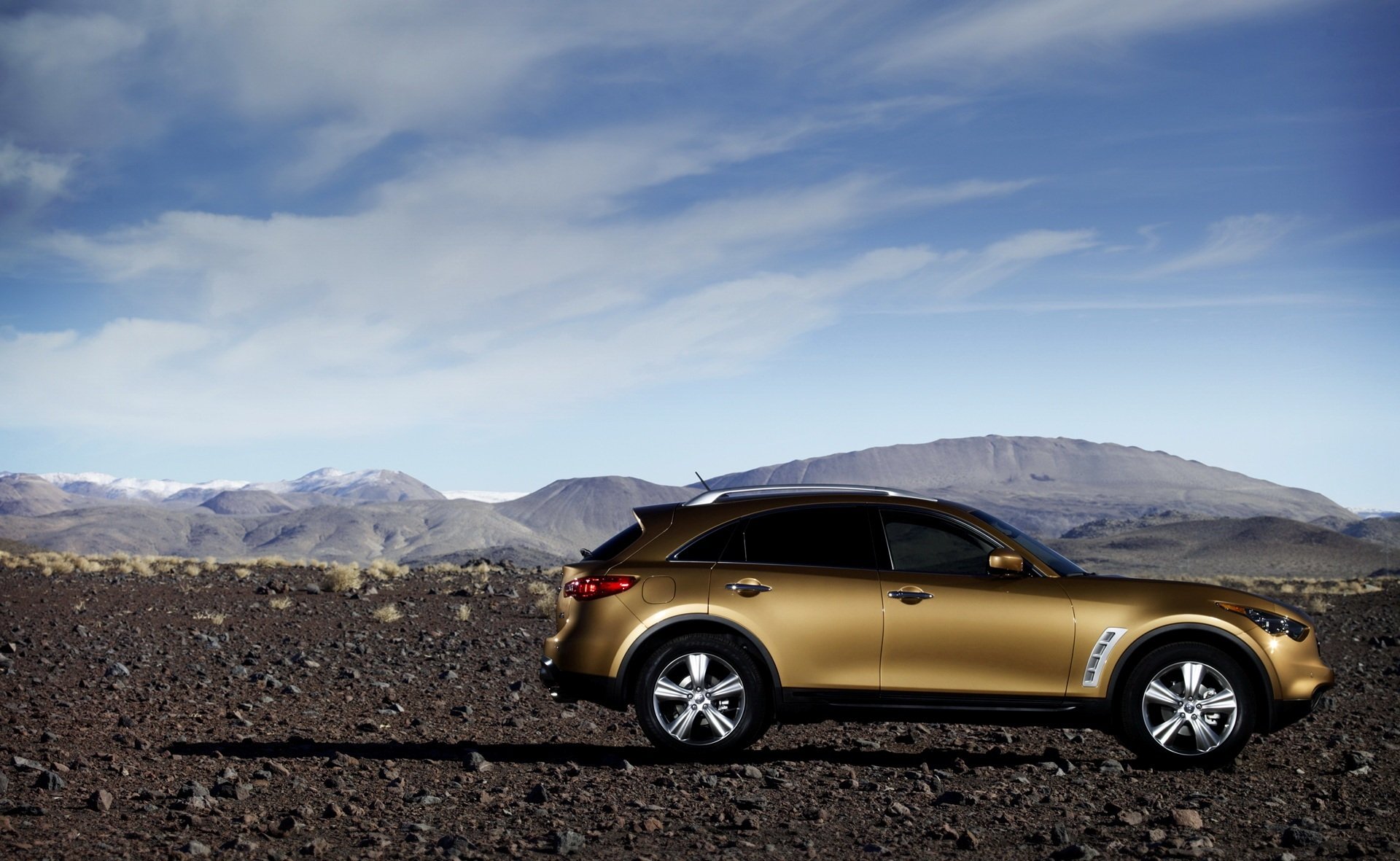 infinity fx35 2009 tönung seitlich rechts tank türen himmel wolken schatten wüste sand orange orange scheiben steine berge barchans strauch infiniti vip