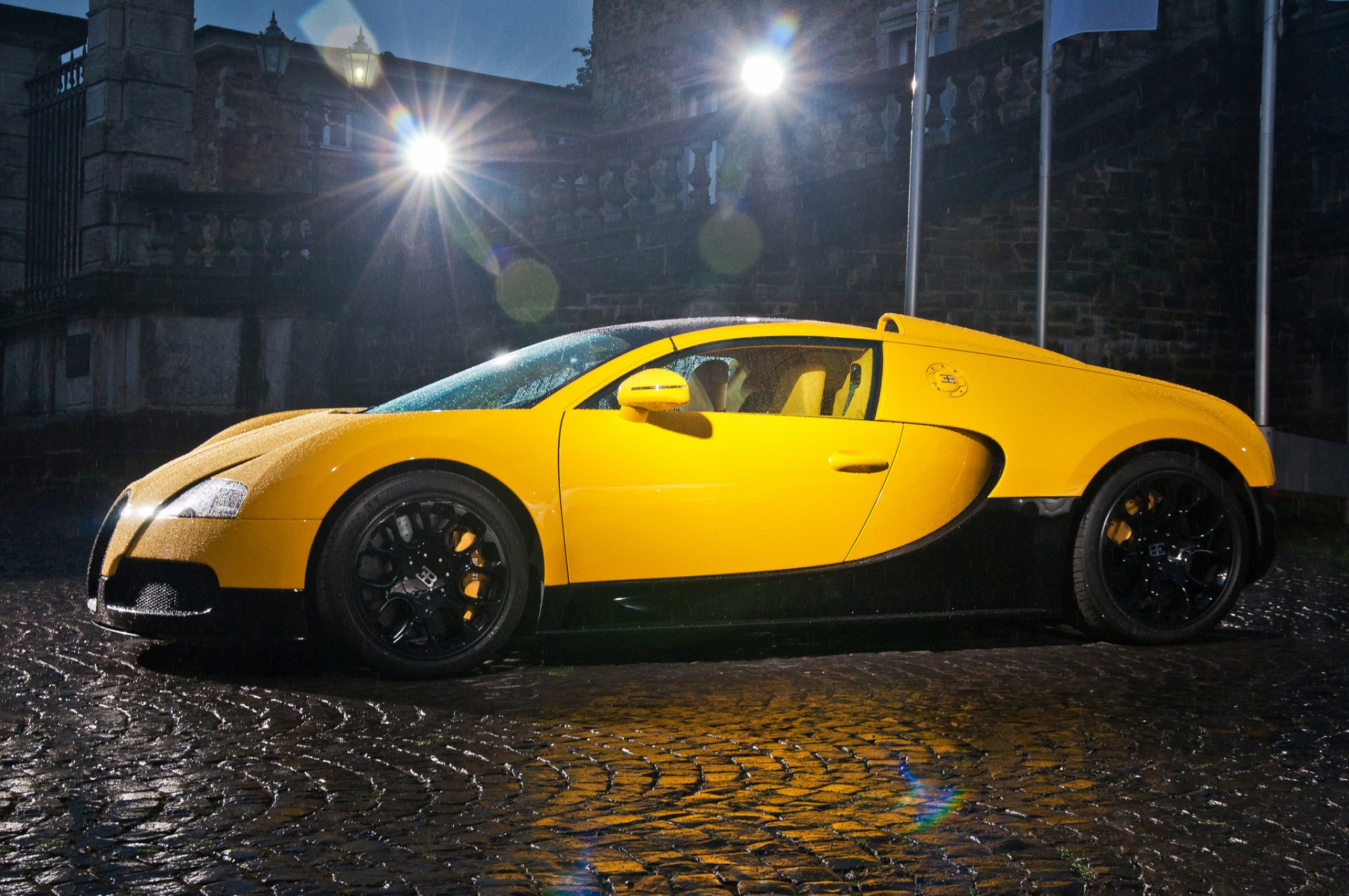 bugatti veyron grand sport medio oriente edizione supercar giallo notte pioggia caduta luce costruzione