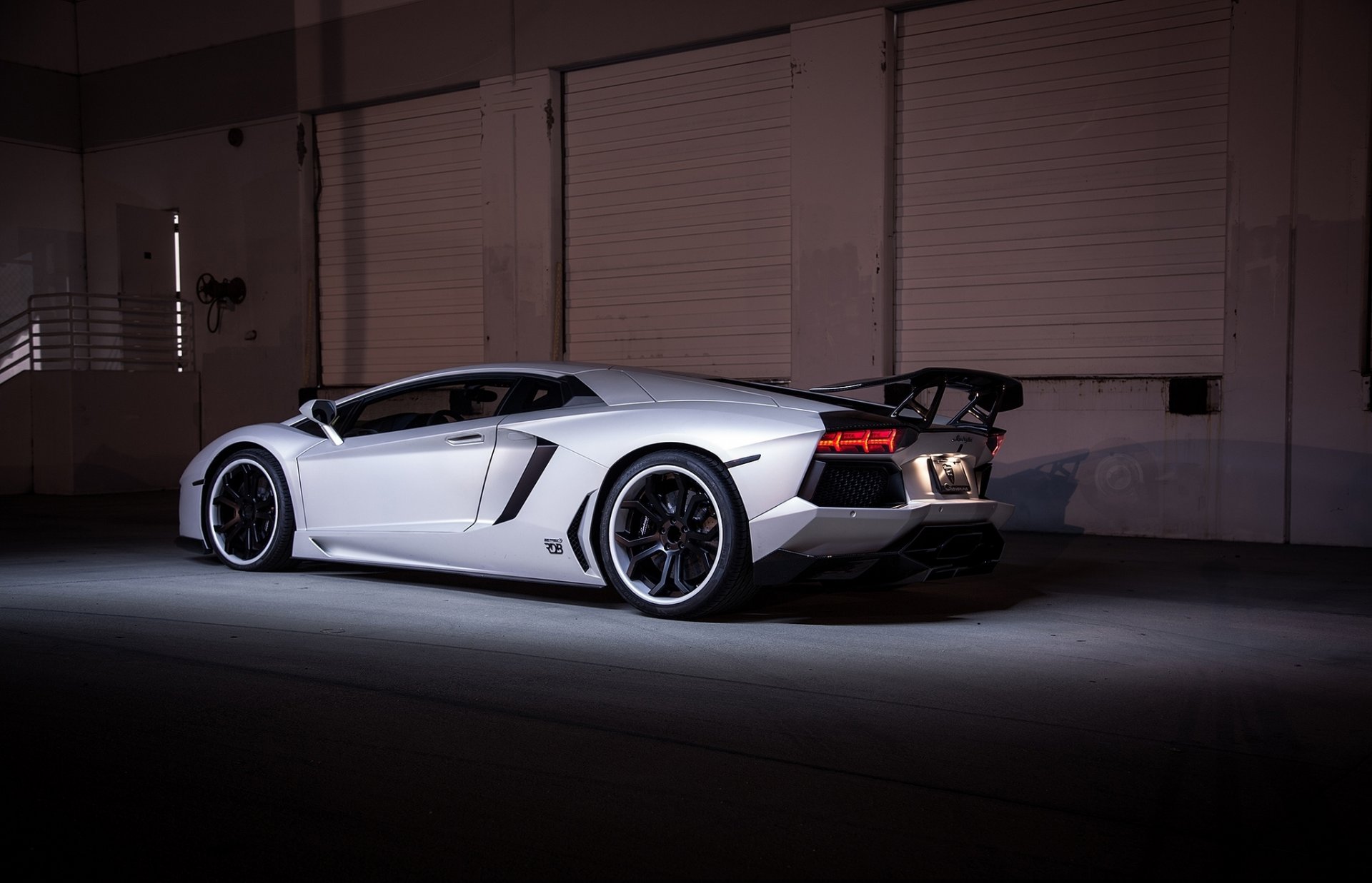 lamborghini aventador lp700-4 blanco lamborghini aventador vista trasera llantas negras alerón luz de faro sombra