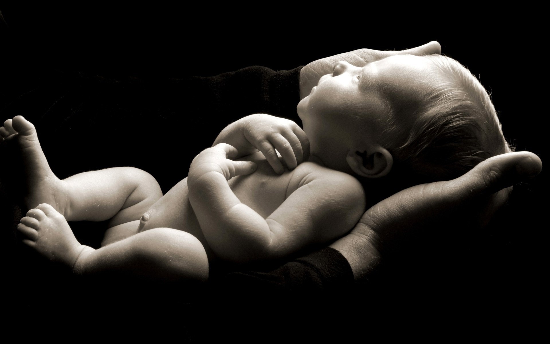 enfant enfant en bas âge noir et blanc mains