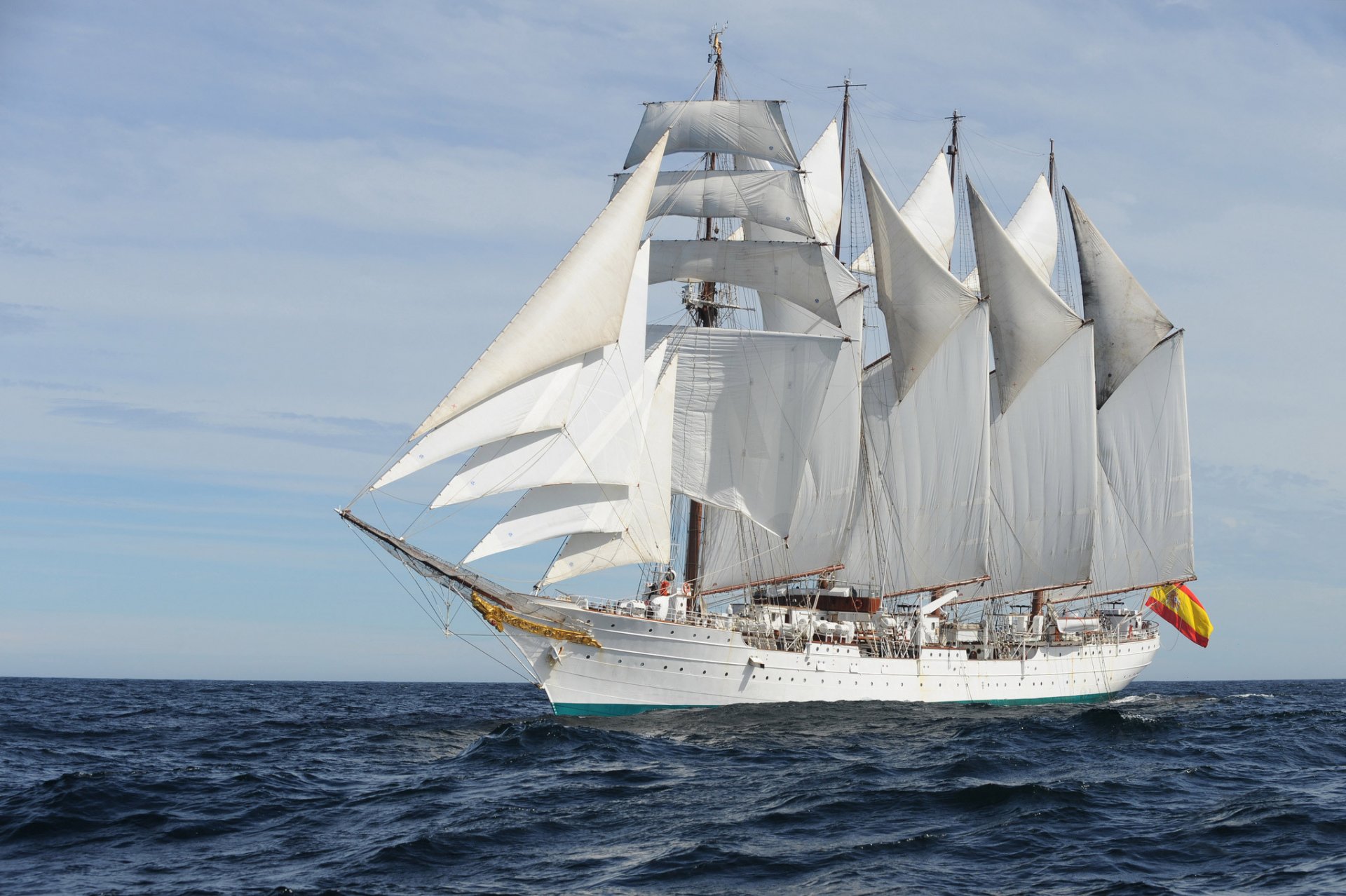 juan sebastián elcano a-71 ausbildung schiff brigantine meer wellen