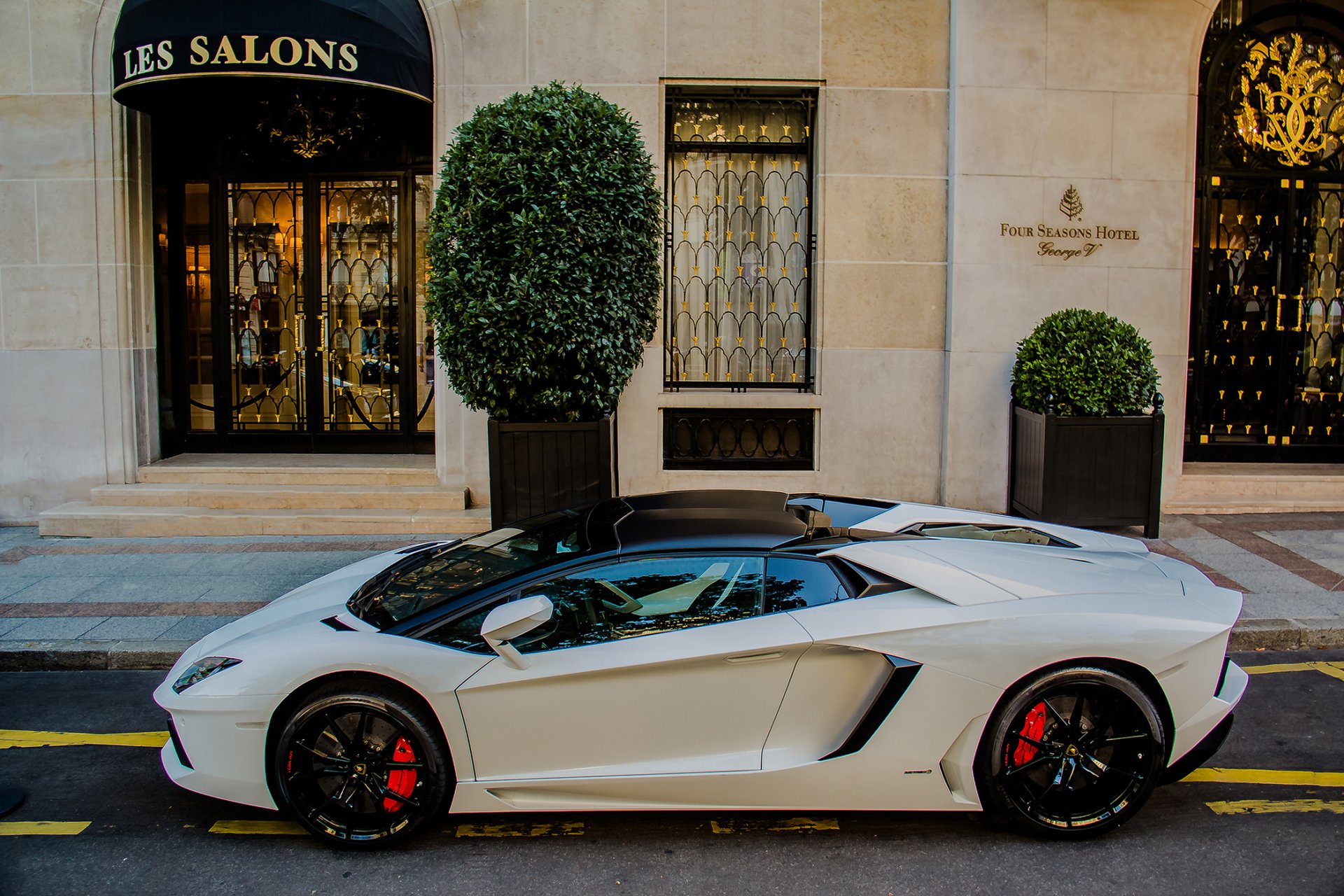 lamborghini aventador lp700-4 roadster blanc rue hôtel