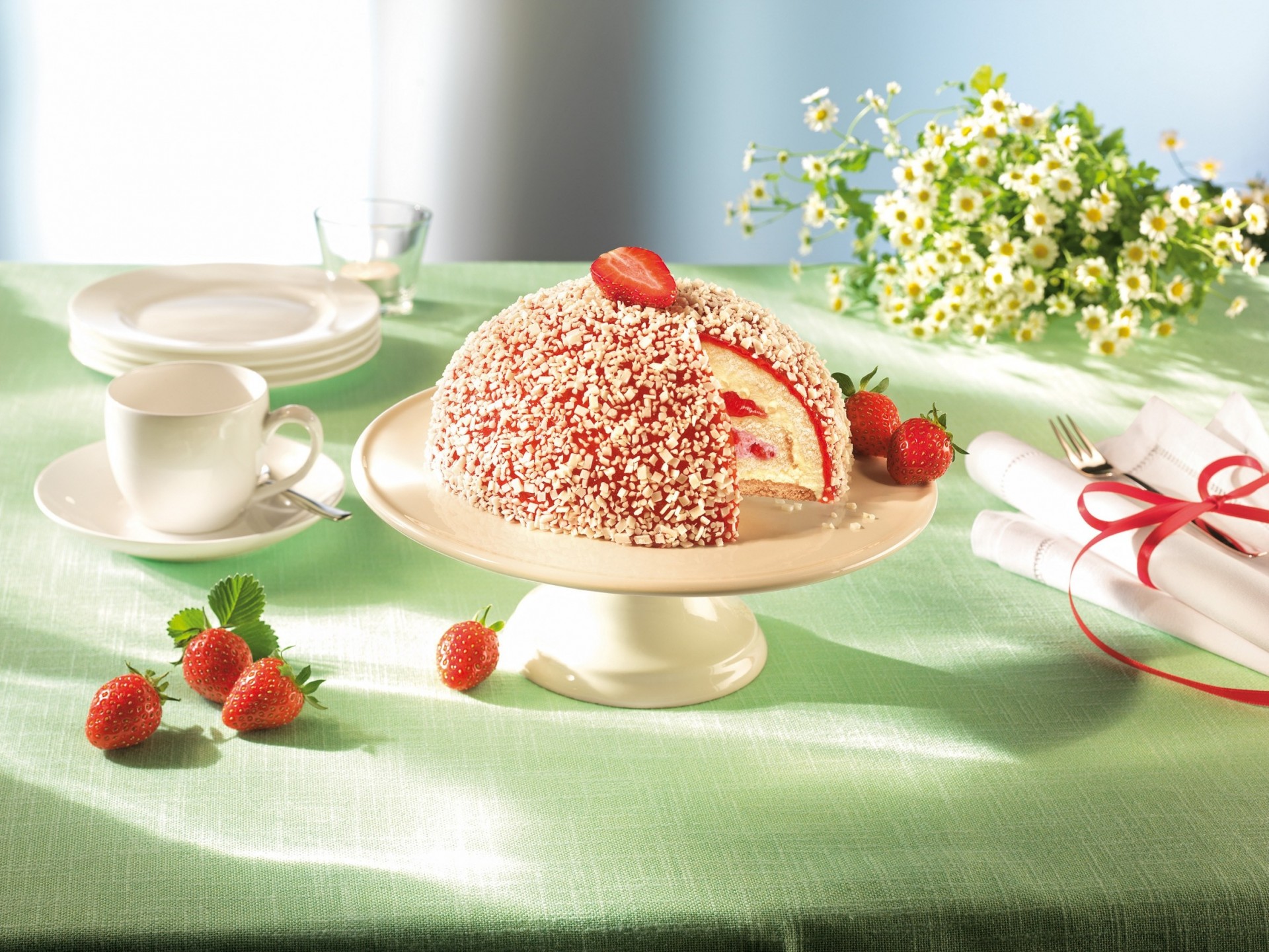 becher erdbeere geschirr servietten gänseblümchen beeren blumen kuchen untertasse gabel tasse